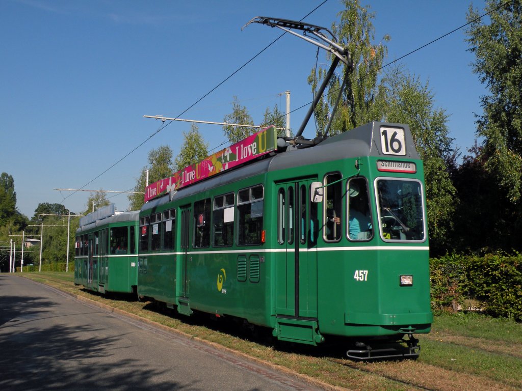 Be 4/4 mit der Betriebsnummer 457 und B4 S mit der Betriebsnummer 1490 kurz vor der Endhaltestelle auf dem Bruderholz. Die Aufnahme stammt vom 31.08.2011.