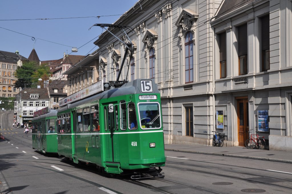 Be 4/4 mit der Betriebsnummer 458 und einem B4S auf der Linie 15 fahren den Steinenberg hinauf zur Haltestelle Bankverein. Die Aufnahme stammt vom 22.08.2011.