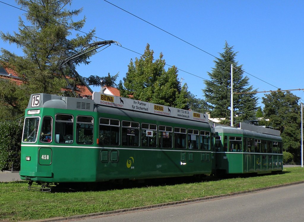 Be 4/4 mit der Betriebsnummer 458 und der B 1490 auf der Linie 15 kurz vor der Endhaltestelle Bruderholz. Die Aufnhame stammt vom 16.09.2012.