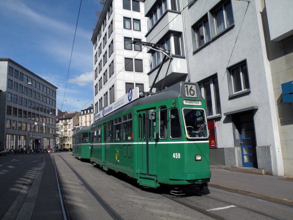 Be 4/4 mit der Betriebsnummer 459 wartet in der Spiegelgasse auf seine Abfahrtszeit. Die Aufnahme stammt vom 13.09.2010.