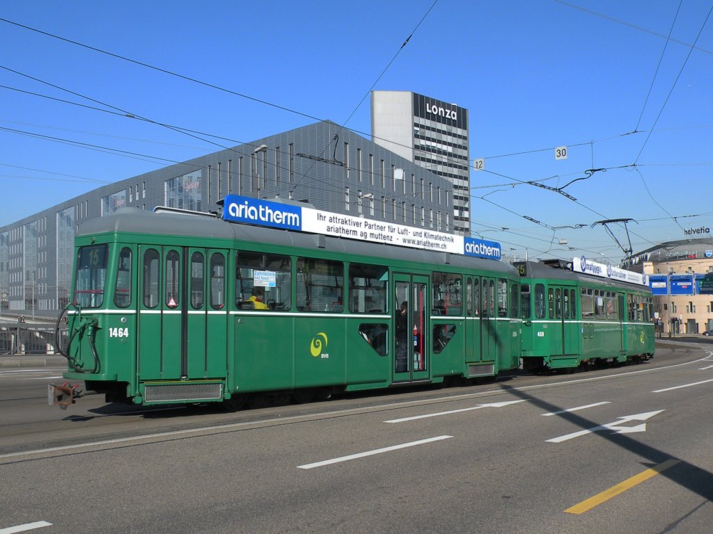 Be 4/4 mit der Betriebsnummer 459 und der B4S 1464 auf der Linie 15 auf der Mnchensteinerbrcke fahren Richtung Haltestelle Grosspeterstrasse. Die Aufnahme stammt vom 29.02.2012.