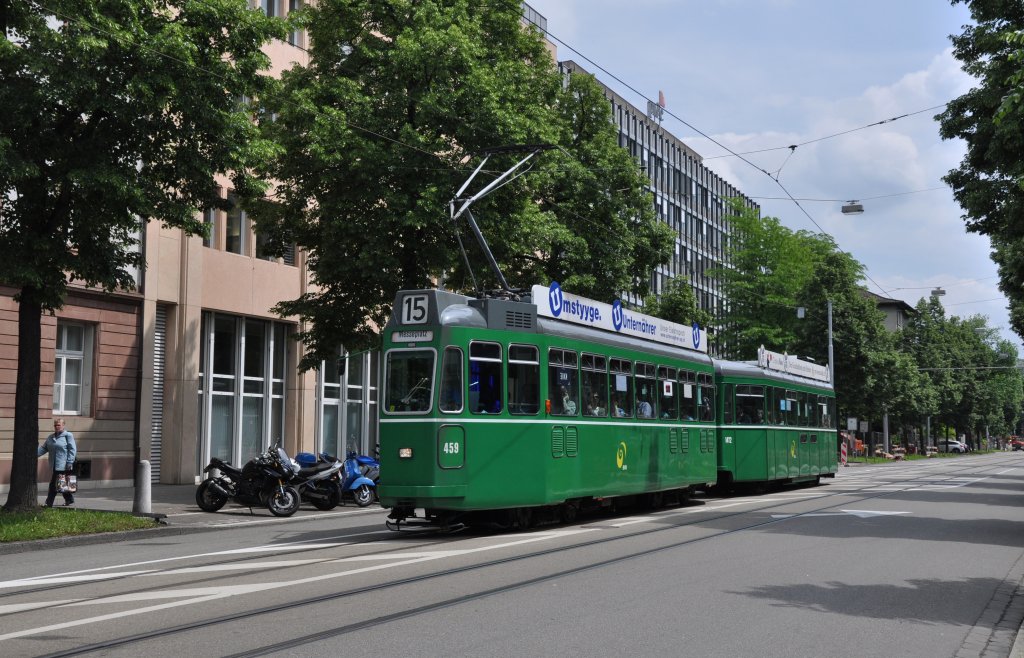 Be 4/4 mit der Betriebsnummer 459 und dem B 1472 kurz vor der Haltestelle Aeschenplatz auf der Linie 15. Die Aufnahme stammt vom 12.06.2013.