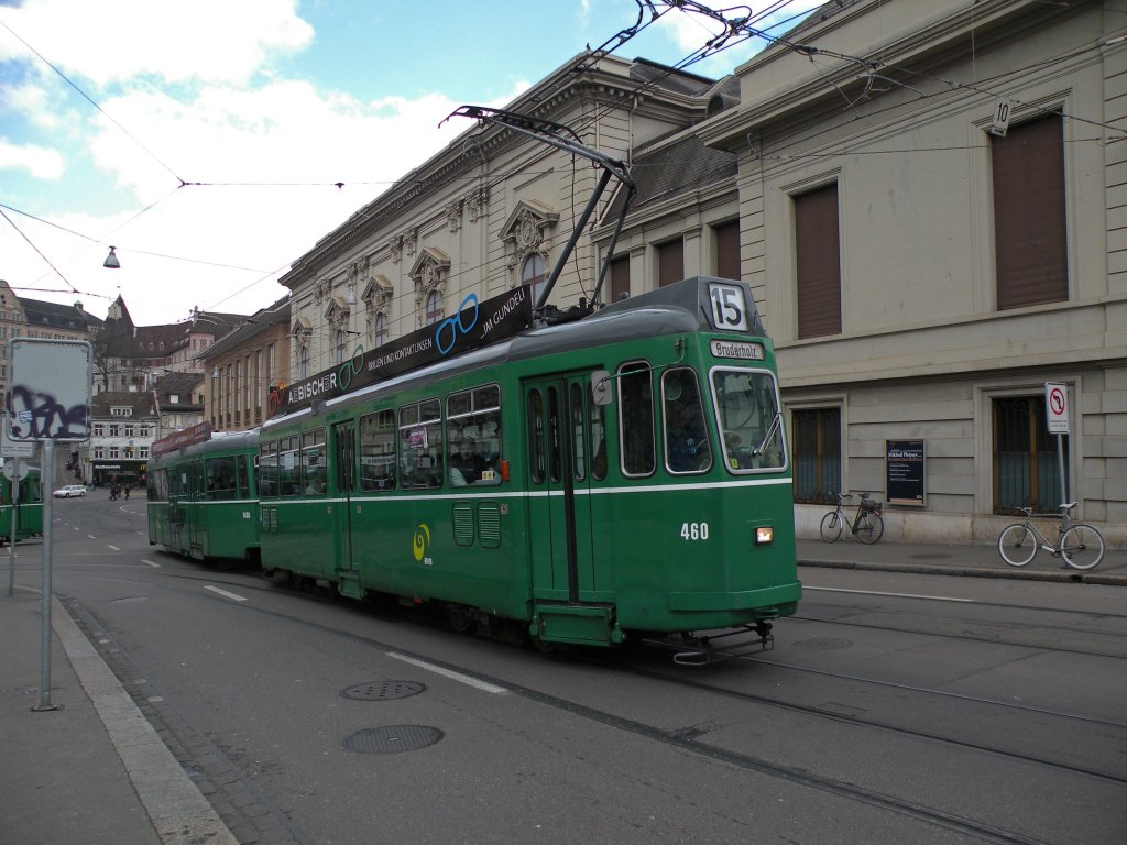 Be 4/4 mit der Betriebsnummer 460 und der B 1496 S auf der Linie 15 fahren den Steinenberg hinauf zur Haltestelle Bankverein. Die Aufnahme stammt 21.03.2013.