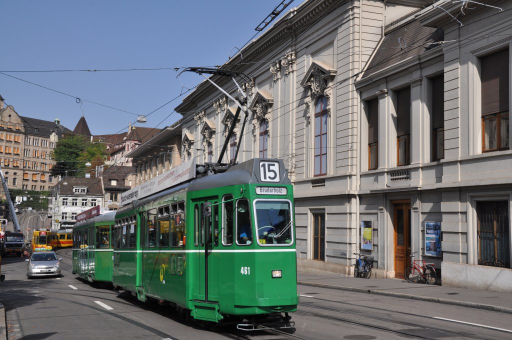 Be 4/4 mit der Betriebsnummer 461 und einem B4S auf der Linie 15 fahren den Steinenberg hinauf zur Haltestelle Bankverein. Die Aufnahme stammt vom 22.08.2011.

