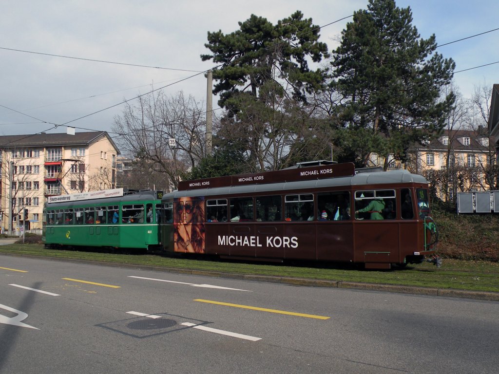 Be 4/4 mit der Betriebsnummer 461 und der B4 1469 und der Vollwerbung fr den Designer Michael Kors fhrt auf die Haltestelle Denkmal ein. Die Aufnahme stammt vom 28.02.2012.

