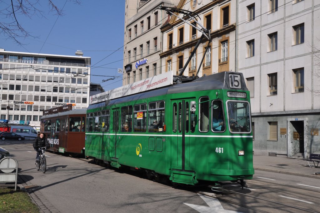 Be 4/4 mit der Betriebsnummer 461 und der B4 1469 und der Vollwerbung fr den Designer Michael Kors fhrt zur Haltestelle Denkmal. Die Aufnahme stammt vom 28.02.2012. 