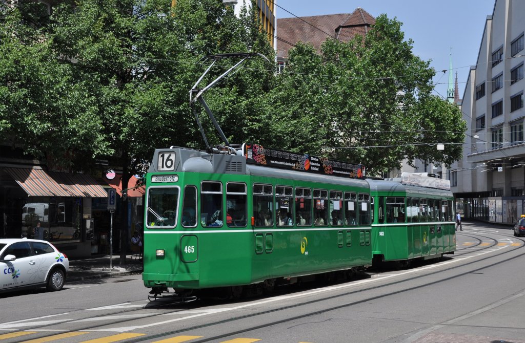 Be 4/4 mit der Betriebsnummer 465 und der B4S 1463 auf der Linie 16 fahren zur Haltestelle Heuwaage. Die Aufnahme stammt vom 29.06.2012.