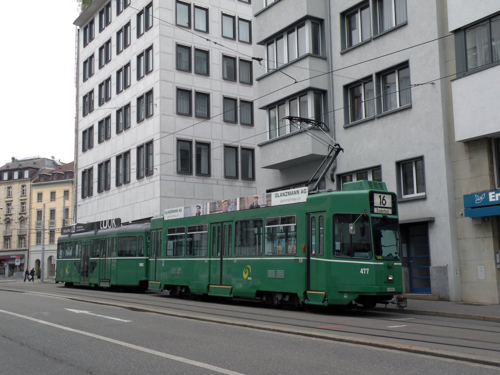 Be 4/4 mit der Betriebsnummer 477 und AW 1502 auf der Linie 16 in der Spiegelgasse. Die Aufnahme stammt vom 15.05.2010.