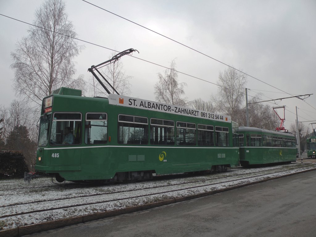 Be 4/4 mit der Betriebsnummer 485 und der umgebaute Anhnger 1436 mit der neuen Enteisungsanlage auf dem Bruderholz im Einsatz.