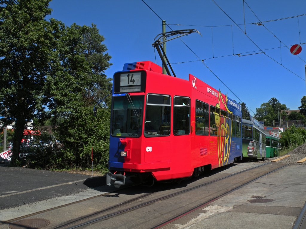 Be 4/4 mit der Betriebsnummer 490 und der FC Basel Vollwerbung fhrt aus der Wendeschlaufe am Schnzli. Die Aufnahme stammt vom 29.05.2012.