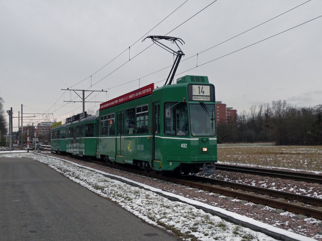 Be 4/4 mit der Betriebsnummer 492 und den Anhngern 1470 und 1471 fahren Richtung Pratteln. Die Aufnahme stammt vom 02.02.2010.