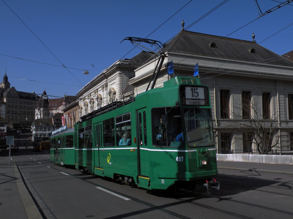 Be 4/4 mit der Betriebsnummer 497 mit einem B4S auf der Linie 15 fahren den Steinenberg hinauf zur Haltestelle Bankverein. Die Aufnahme stammt vom 10.03.2012.