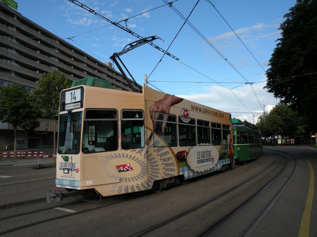 Be 4/4 mit der Betriebsnummer 502 und der Le Gruyre Vollwerbung im letzten Tageslicht an der Haltestelle St. Jakob auf der Linie 14. Die Aufnahme stammt vom 25.06.2012.