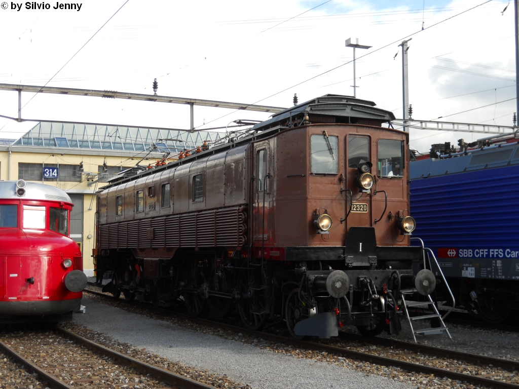 Be 4/6 12320 am 26.9.2010 vor dem Depot Biel. Die Be 4/6 war die erste grosse Elektrolok Serie der SBB, und kam in deren Anfngen hauptschlich am Gotthard zum Einsatz, doch schon bald liefen ihnen die legendren Krokodilen den Rang ab, und die als ''Rehbock'' bezeichneten Be 4/6 wzrden in niedrigere Dienste verdrngt. Bis heute hat die Be 4/6 12320 berlebt, und wird liebevoll vom SBB-Historic Team Winterthur gehegt und gepflegt, so dass sie stets immer optisch eine gute Falle macht