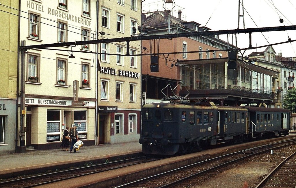 Be 4/6 1607 bei einem Zwischenhalt in Rohrschach Hafen (Frühjahr 1979)