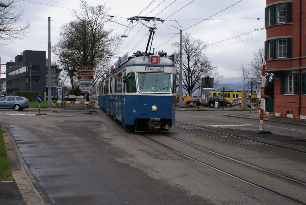 Be 4/6 1664 und Be 4/6 1673 verlassen am 1.4.10 den Bahnhof Tiefenbrunnen in Richtung Farbhof.