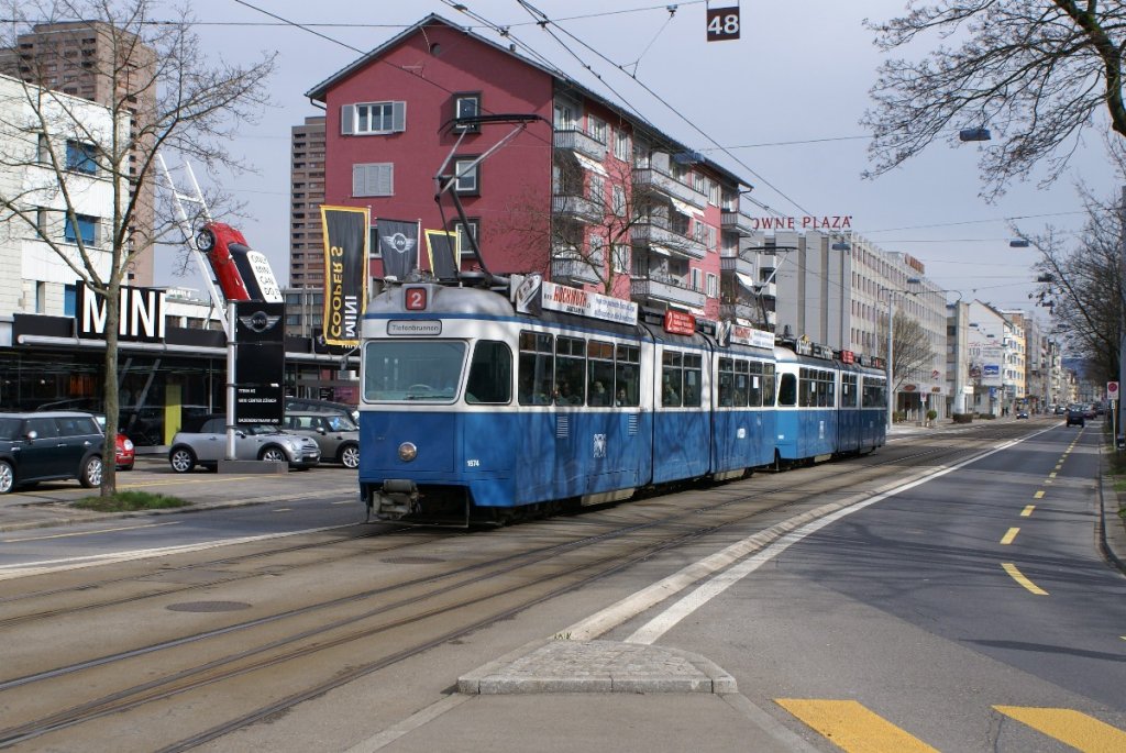 Be 4/6 1674 und Be 4/6 1668 nhern sich am 1.4.10 dem Letzigrund. 