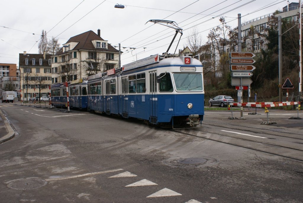 Be 4/6 1679 und Be 4/6 1677 haben am 1.4.10 ihr Ziel Bahnhof Tiefenbrunnen bald erreicht. 