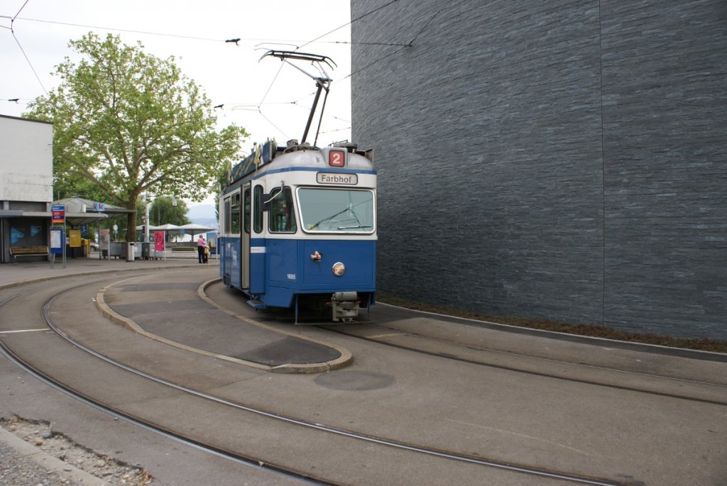 Be 4/6 1685 steht am 30.6.10 beim Bahnhof Tiefenbrunnen.