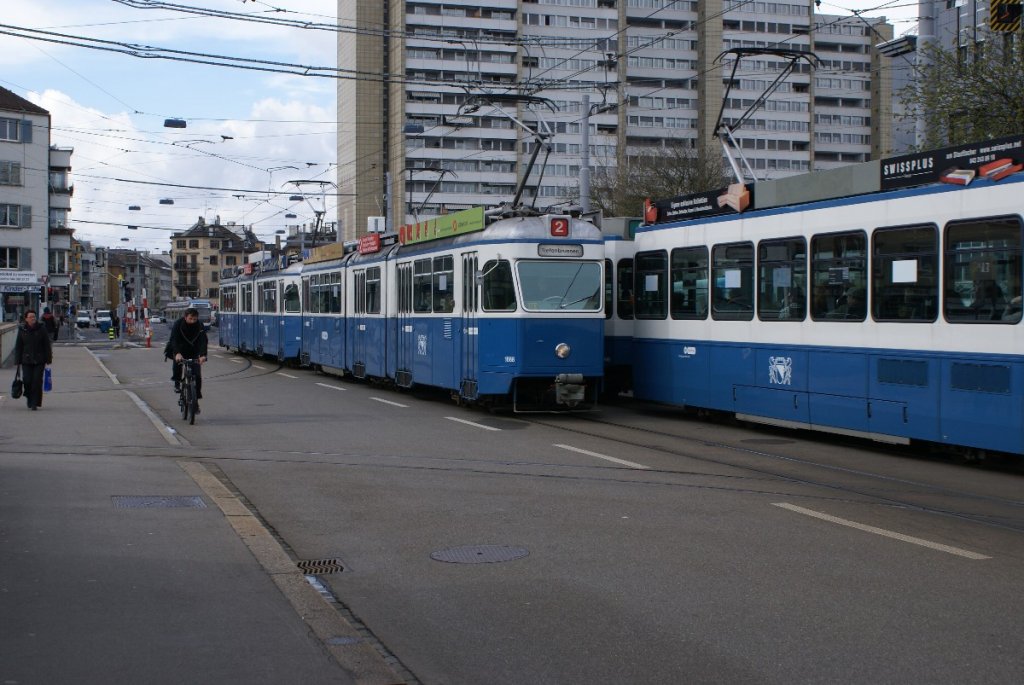 Be 4/6 1688 und Be 4/6 1685 n�hern sich am 1.4.10 der Haltestelle Kalkbreite.

