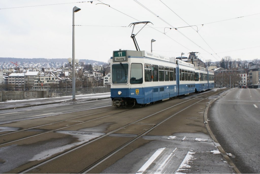 Be 4/6 2003 und Be 4/6 2305 erreichen am 7.3.10 die Station Brkliplatz.

