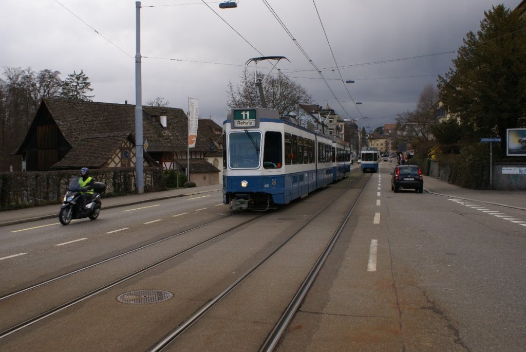 Be 4/6 2030 und Be 4/6 2301 nhern sich am 1.4.10 der Haltestelle Burgwies, whrend im Hintergrund ein Gewitter bedrohlich schnell heranrckt. 