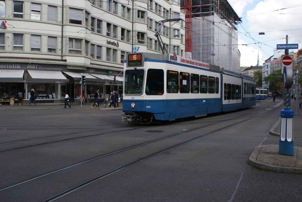 Be 4/6 2036 und Be 4/6 2047 verlassen am 1.10.10 die Station Stockerstrasse.