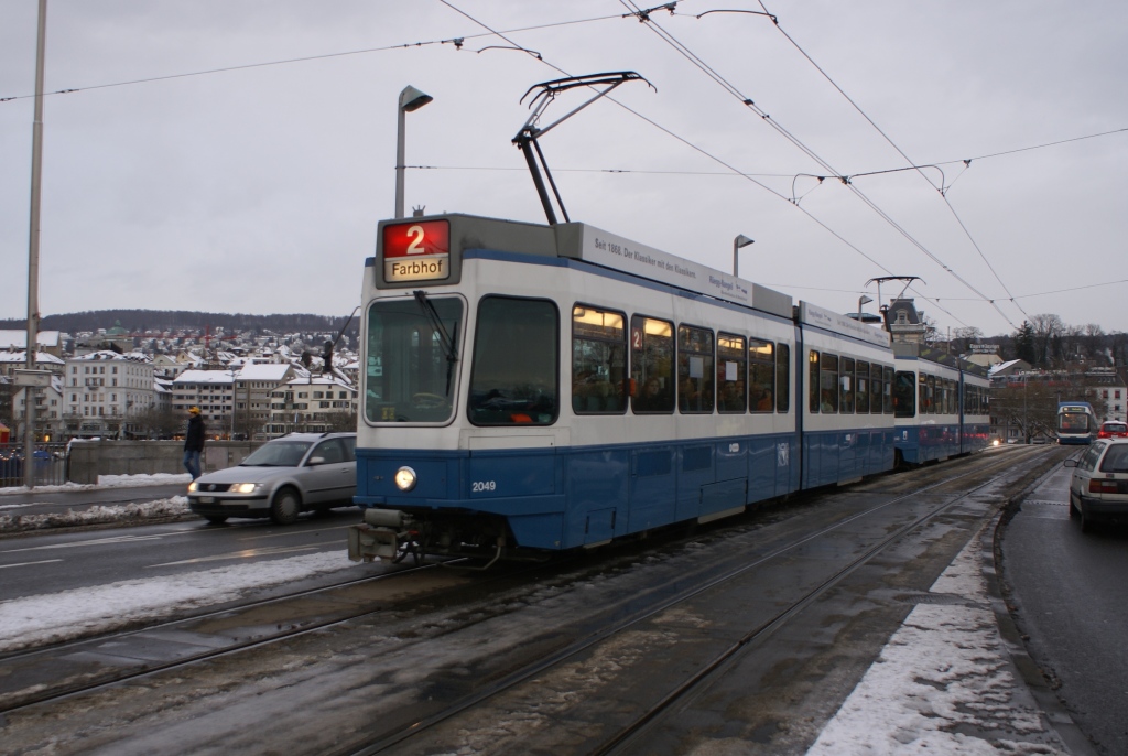 Be 4/6 2049 und Be 4/6 2040 befinden sich am 19.12.10 beim Brkliplatz.