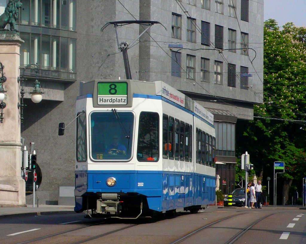 Be 4/6 2052 auf der Linie 8 beim Bahnhof Selnau am 24.04.2011.

