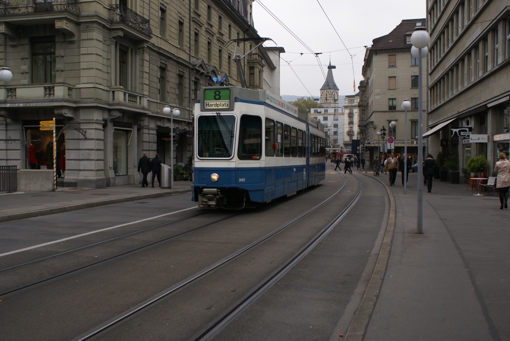 Be 4/6 2053 befindet sich am 12.10.10 zwischen Paradeplatz und Stockerstrasse.