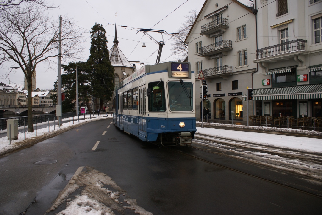 Be 4/6 2054 und Be 2/4 2405 befinden sich am 19.12.10 beim Helmhaus.