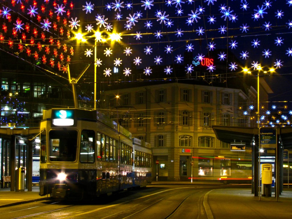 Be 4/6 2064 ist am Neujahrsmorgen zusammen mit einem Ponyanhnger auf der Linie 3 unterwegs. Unter der Weihnachtsbeleuchtung der Lwenstrasse habe ich das Gespann beim Halt am Lwenplatz abgelichtet. (1.Januar 2011)