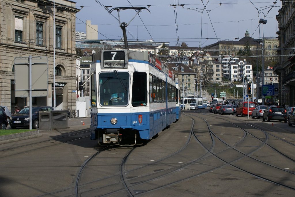 Be 4/6 2080 und Be 4/6 2063 biegen gleich in die Bahnhofstrasse ein. (Beim Hauptbahnhof, 1.4.10)