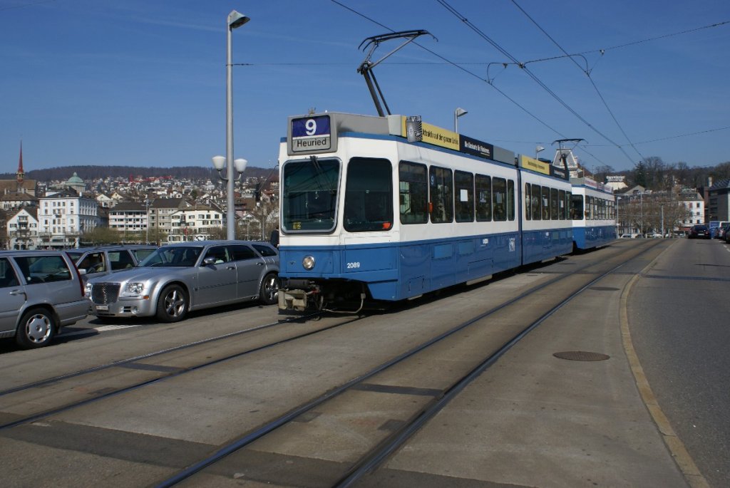 Be 4/6 2089 und Be 2/4 2419 fahren am 7.4.10 vom Bellevue Richtung Brkliplatz.