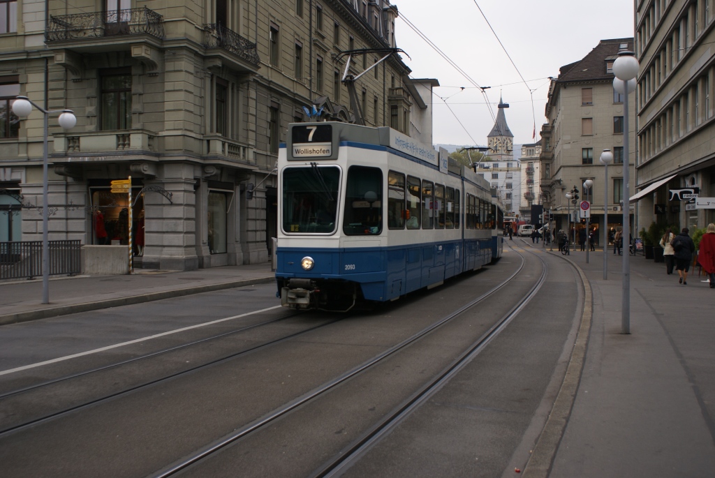 Be 4/6 2093 und Be 2/4 2413 fahren am 12.10.10 vom Paradeplatz Richtung Stockerstrasse.