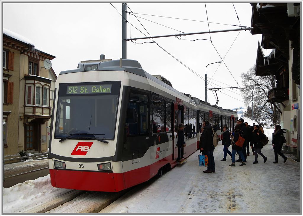 Be 4/6 35 der S12 nach St.Gallen im verschneiten Trogen. (21.02.2013)