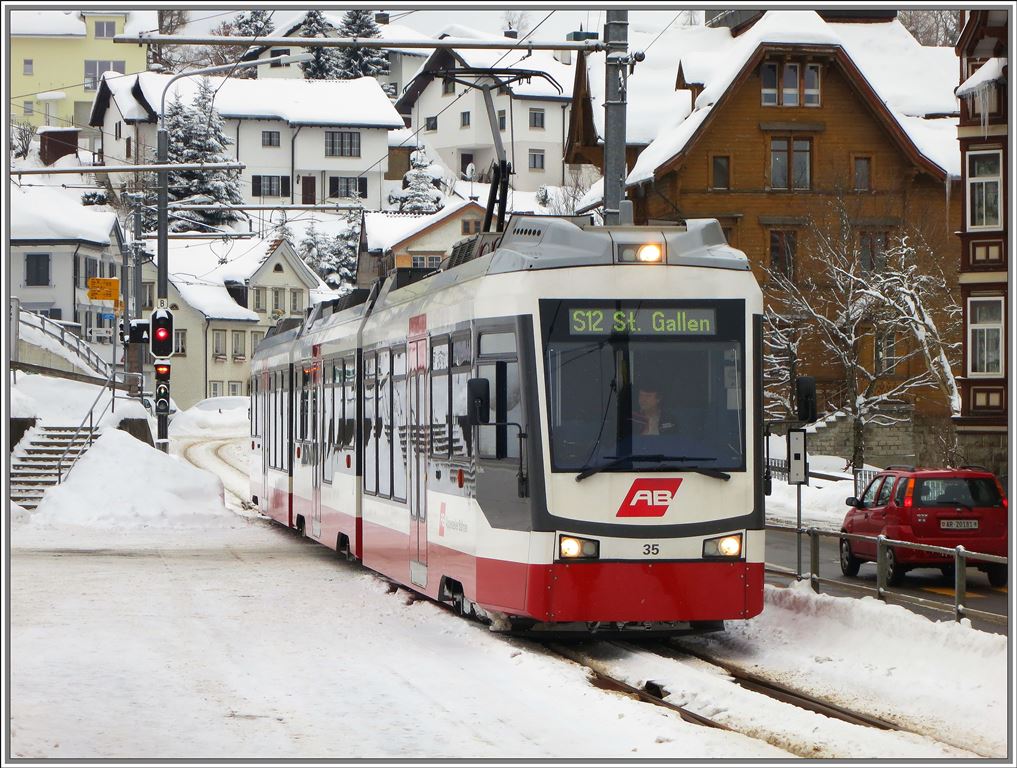 Be 4/6 35 der S12 nach St.Gallen im verschneiten Trogen. (21.02.2013)