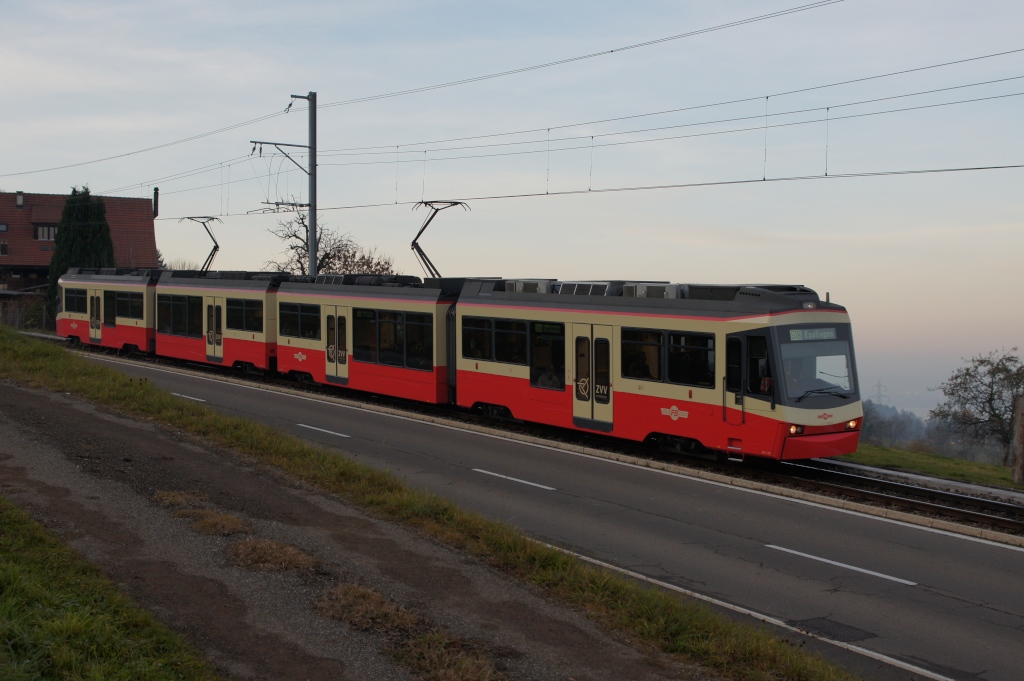 Be 4/6 62 und Be 4/6 63 befinden sich am 26.11.11 oberhalb von Neuhaus.
