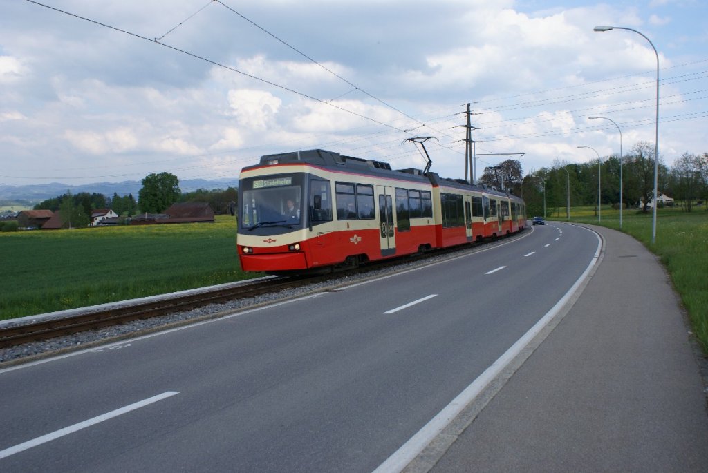 Be 4/6 63 lsst am 8.5.10 die Station Emmat hinter sich zurck.
