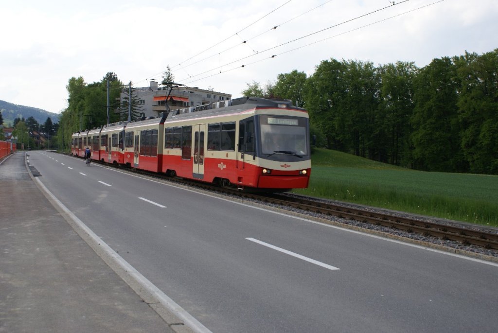 Be 4/6 65 nhert sich 8.5.10 der Station Emmat und erreicht in wenigen Minuten sein Ziel Esslingen.