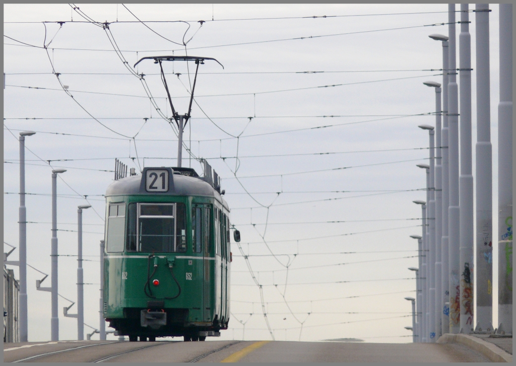 Be 4/6 652 fhrt ber die Dreirosenbrcke nach Bahnhof Basel St.Johann. (16.09.2010)