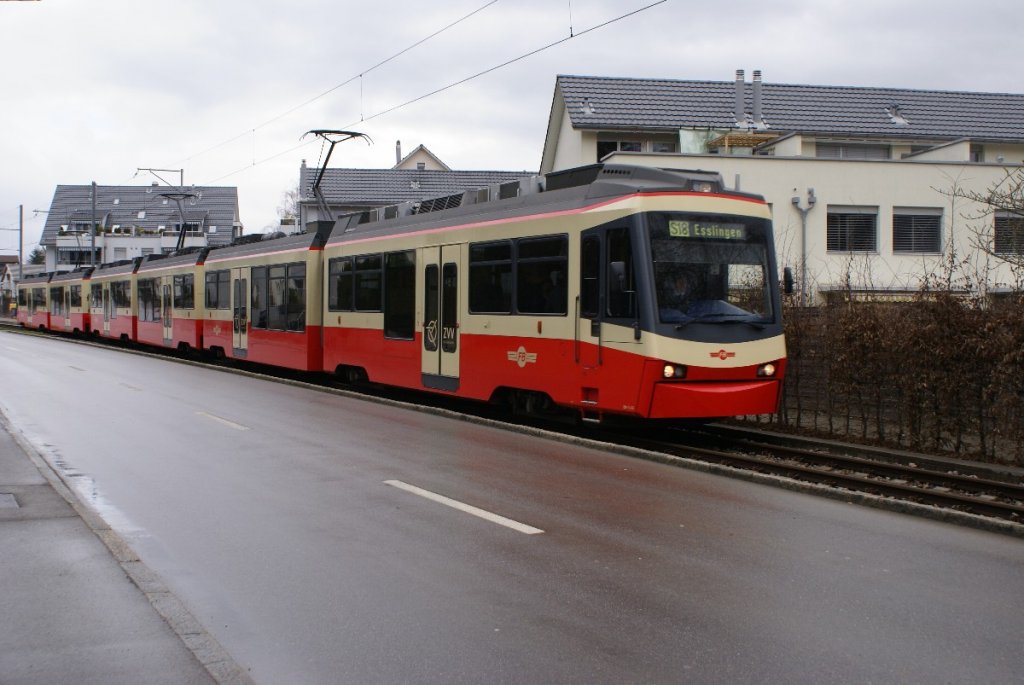 Be 4/6 66, Be 4/6 63 und Be 4/6 73 verlassen am 5.4.10 die Haltestelle Langwies Richtung Esslingen.

