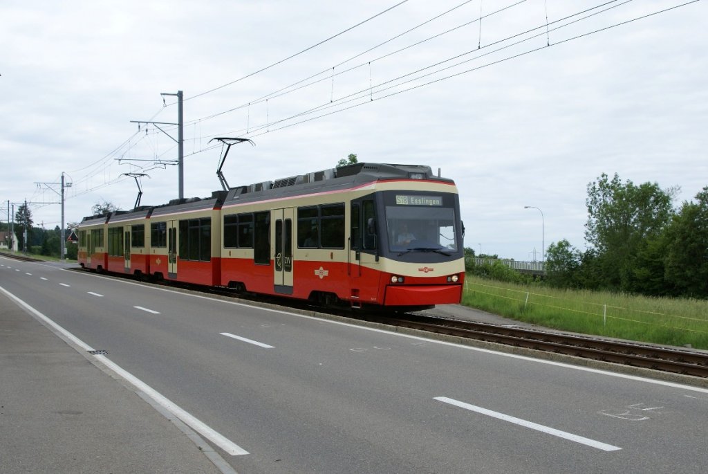 Be 4/6 72 und Be 4/6 65 verlassen am 12.6.10 Neuhaus.