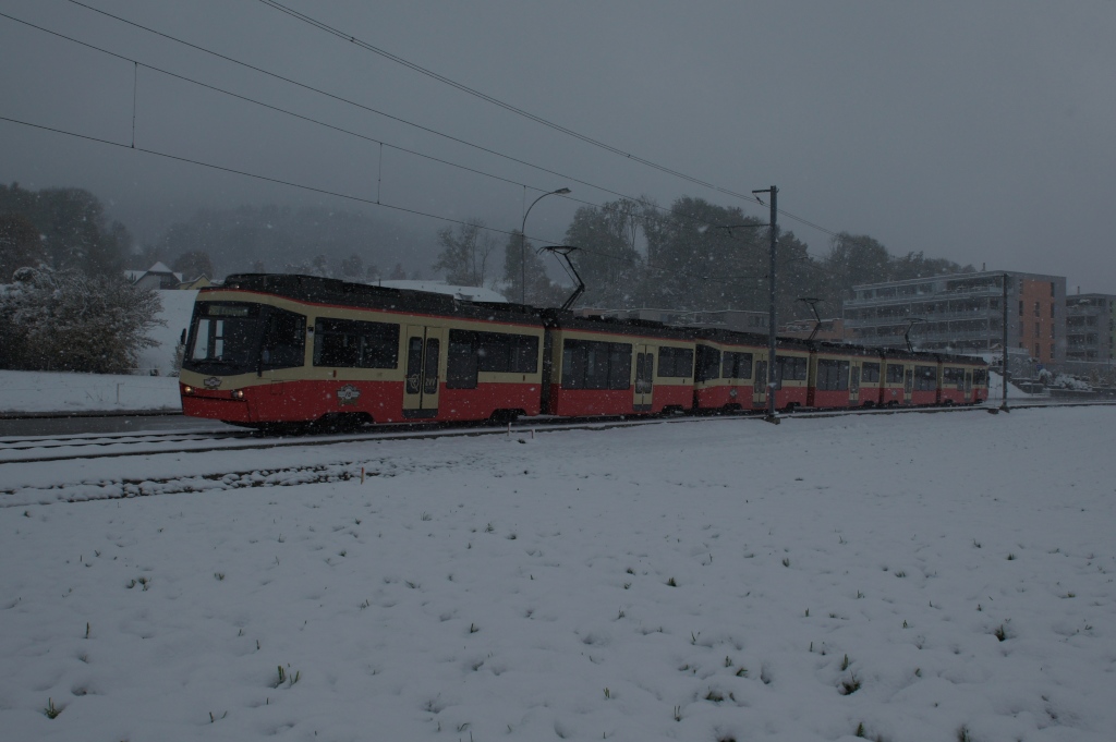 Be 4/6 72, Be 4/6 73 und Be 4/6 71 fahren am 28.10.2012 bei starkem Schneefall von Langwies Richtung Emmat.