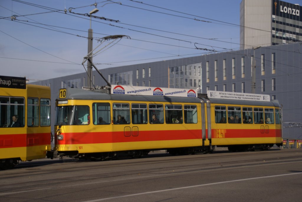 Be 4/6 der BLT mit der Betriebsnummer 101 als Anhngewagen auf der Linie 11. Die Aufnahme entstand auf der Mnchensteinerbrcke am 12.11.2008.