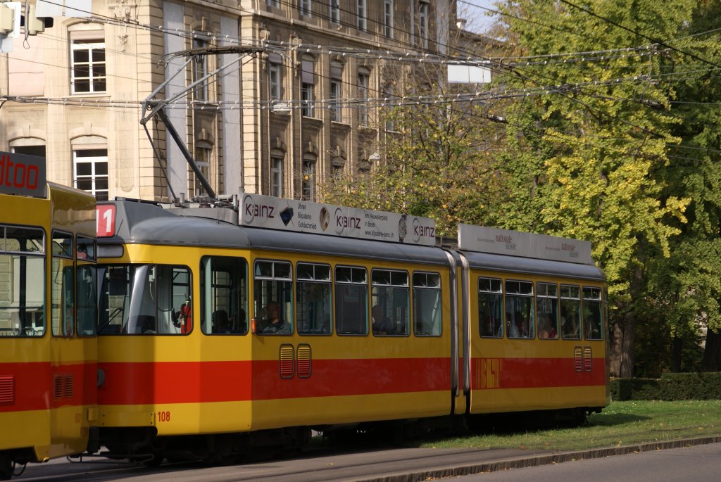 Be 4/6 der BLT mit der Betriebsnummer 108 als Anhngewagen auf der Linie 11. Die Aufnahme entstand am 14.10.2008.