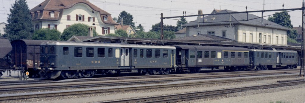 Be 4/6 Doppelpendel in Wohlen etwa 1975. Normal war ein Be 4/6-ABi-BDti auf der Linie Wohlen- Hendschiken-Othmarsingen-Brugg eingesetzt. Scan von Dia