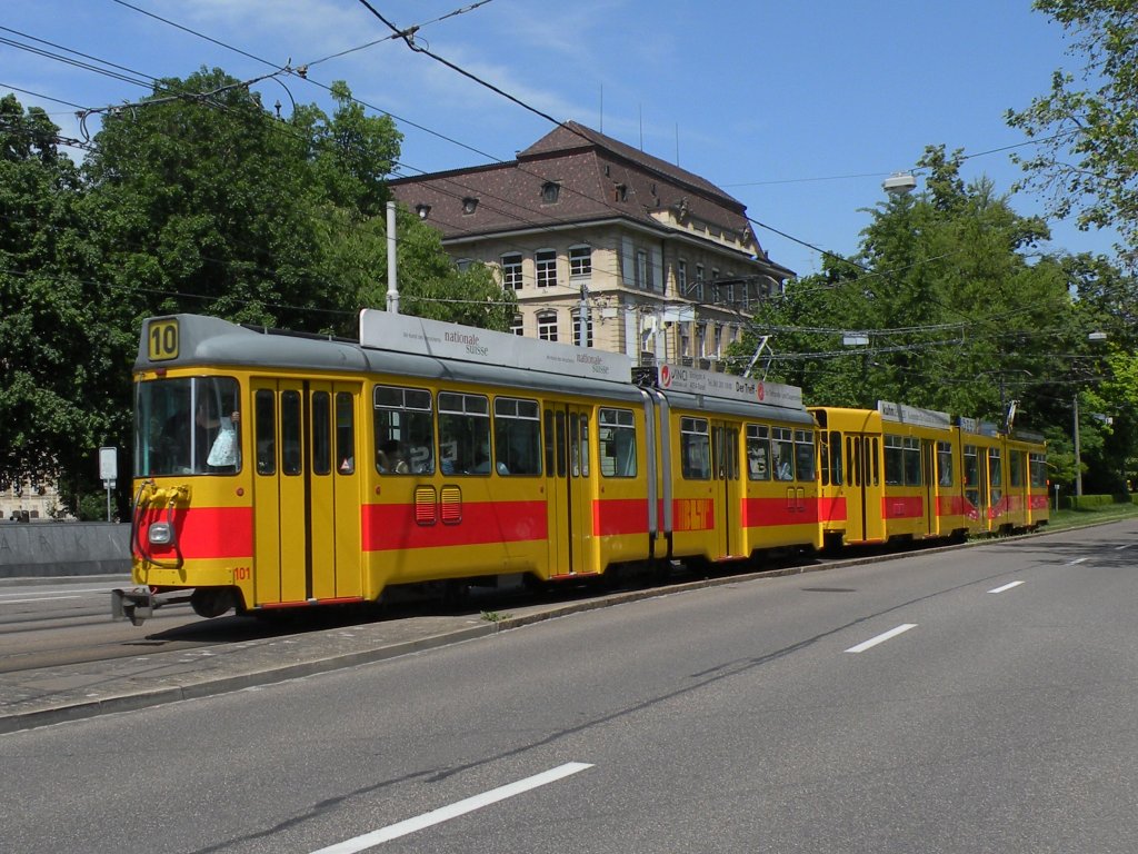 Be 4/6 mit der Betriebsnummer 101 und ein Be 4/8 auf der Lnie 10 fahren zum Aeschenplatz. Die Aufnahme stammt vom 20.05.2012.