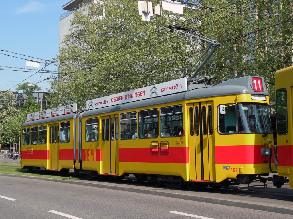 Be 4/6 mit der Betriebsnummer 102 auf der Linie 11 bein Basler Hauptbahnhof. Die Wagen 101 - 115 werden wohl als erstes ausgemustert, wenn die BLT Ihre bestellten Tangos erhlt. Die Aufnahme stammt vom 21.04.2011.