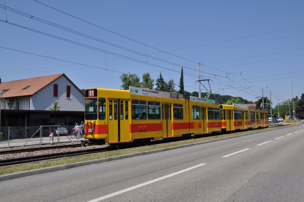 Be 4/6 mit der Betriebsnummer 260 und ein Be 4/8 auf der Linie 11 kurz vor der Haltestelle Heiligholz. Die Aufnahme stammt vom 16.06.2012.